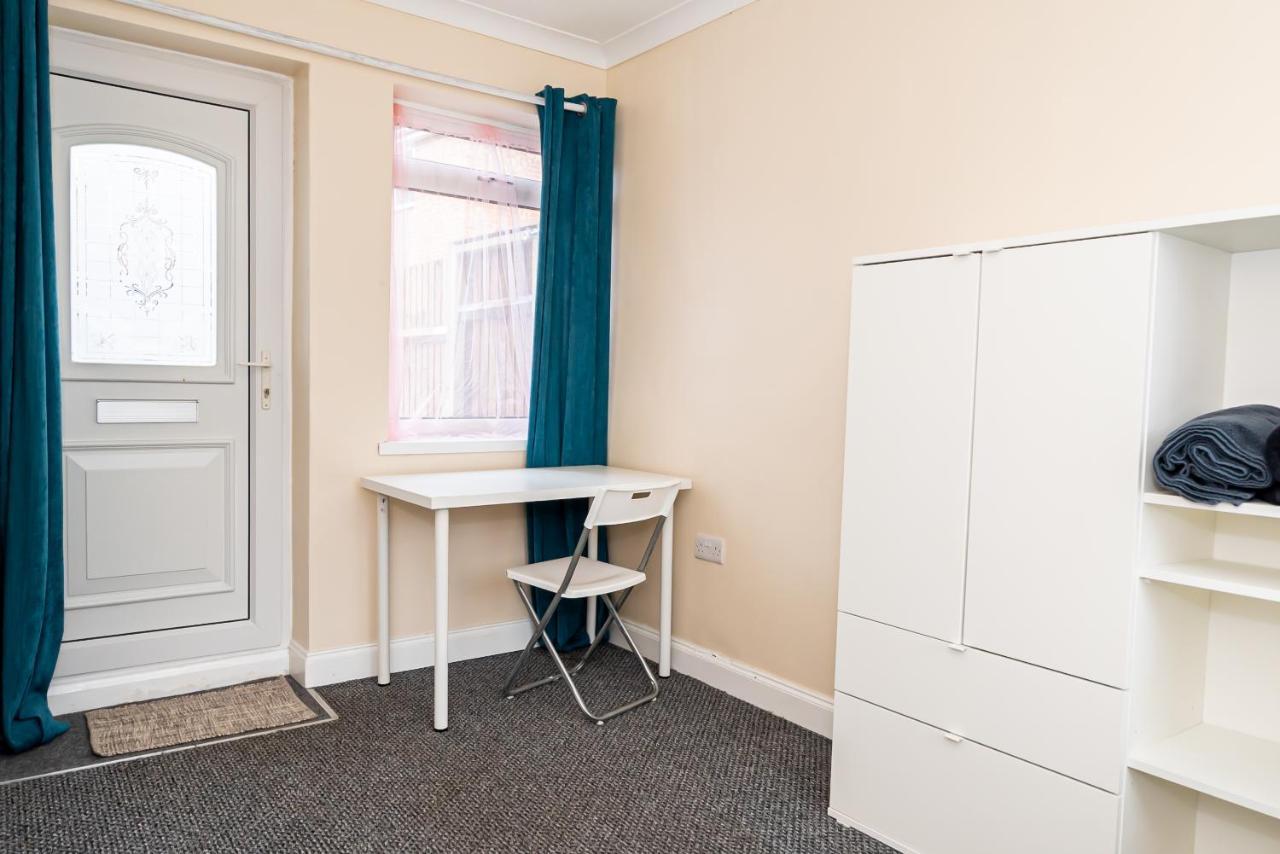 Shirley House 3, Guest House, Self Catering, Self Check In With Smart Locks, Use Of Fully Equipped Kitchen, Close To City Centre, Ideal For Longer Stays, Walking Distance To Bat, 20 Min Drive To Fawley Refinery, Excellent Transport Links سوثامبتون المظهر الخارجي الصورة