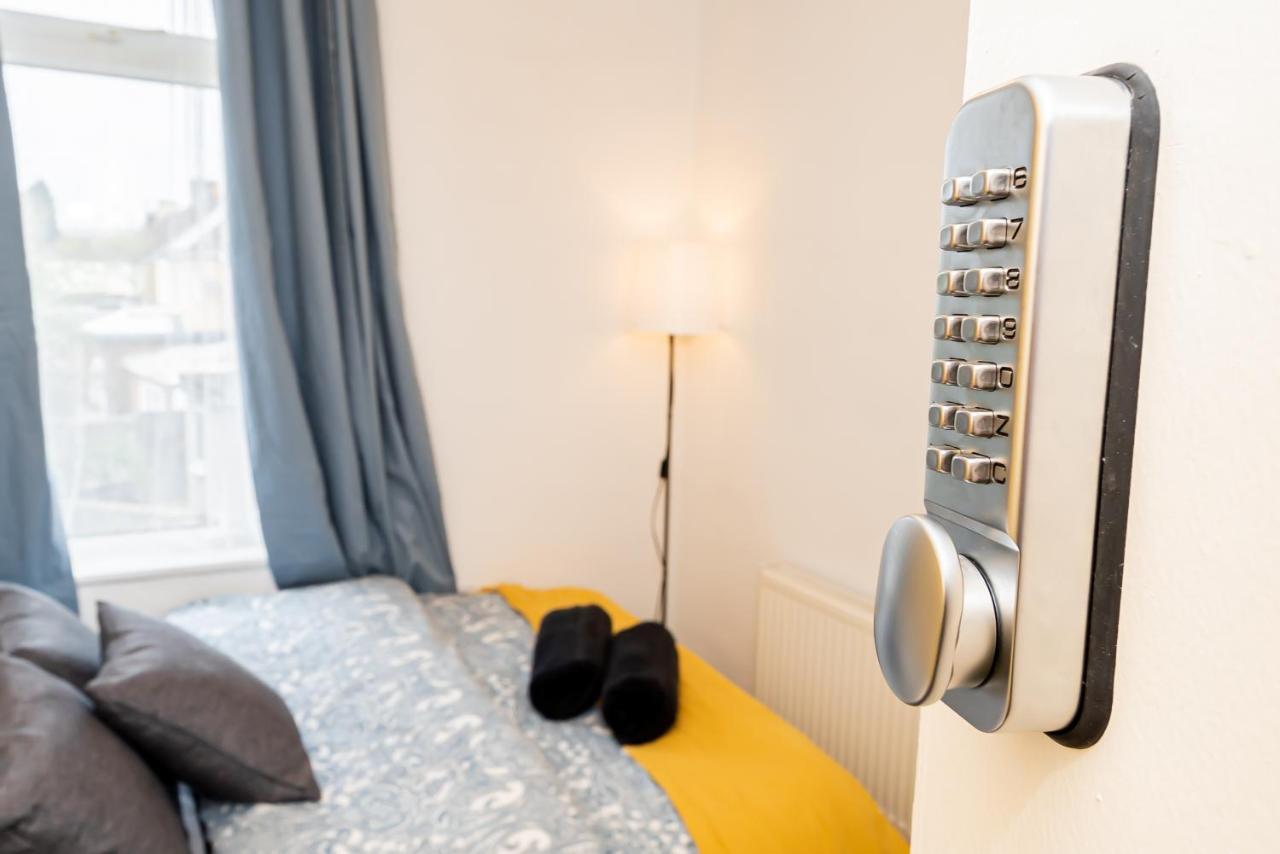 Shirley House 3, Guest House, Self Catering, Self Check In With Smart Locks, Use Of Fully Equipped Kitchen, Close To City Centre, Ideal For Longer Stays, Walking Distance To Bat, 20 Min Drive To Fawley Refinery, Excellent Transport Links سوثامبتون المظهر الخارجي الصورة