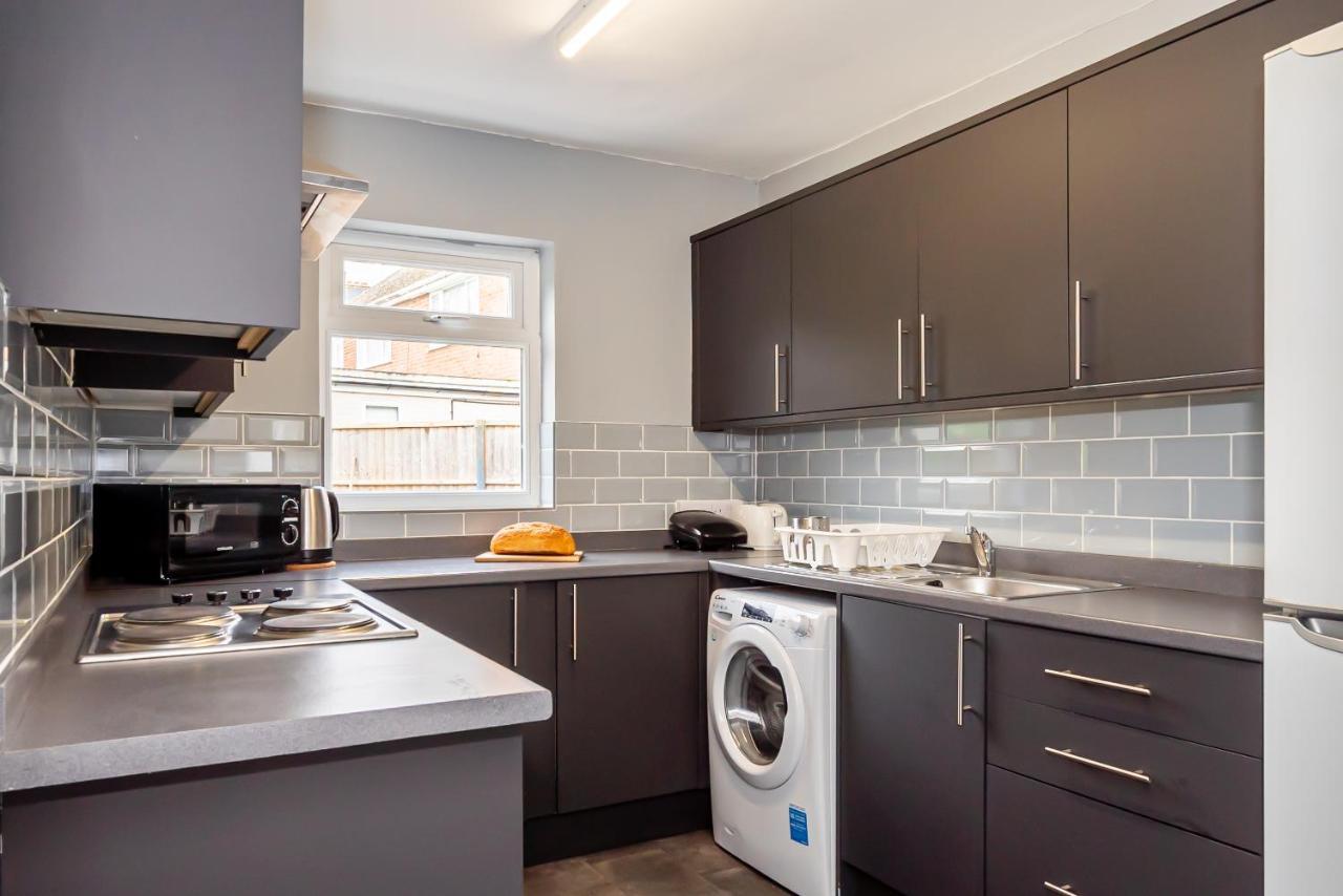 Shirley House 3, Guest House, Self Catering, Self Check In With Smart Locks, Use Of Fully Equipped Kitchen, Close To City Centre, Ideal For Longer Stays, Walking Distance To Bat, 20 Min Drive To Fawley Refinery, Excellent Transport Links سوثامبتون المظهر الخارجي الصورة