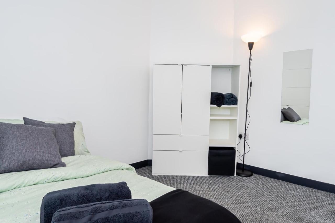 Shirley House 3, Guest House, Self Catering, Self Check In With Smart Locks, Use Of Fully Equipped Kitchen, Close To City Centre, Ideal For Longer Stays, Walking Distance To Bat, 20 Min Drive To Fawley Refinery, Excellent Transport Links سوثامبتون المظهر الخارجي الصورة