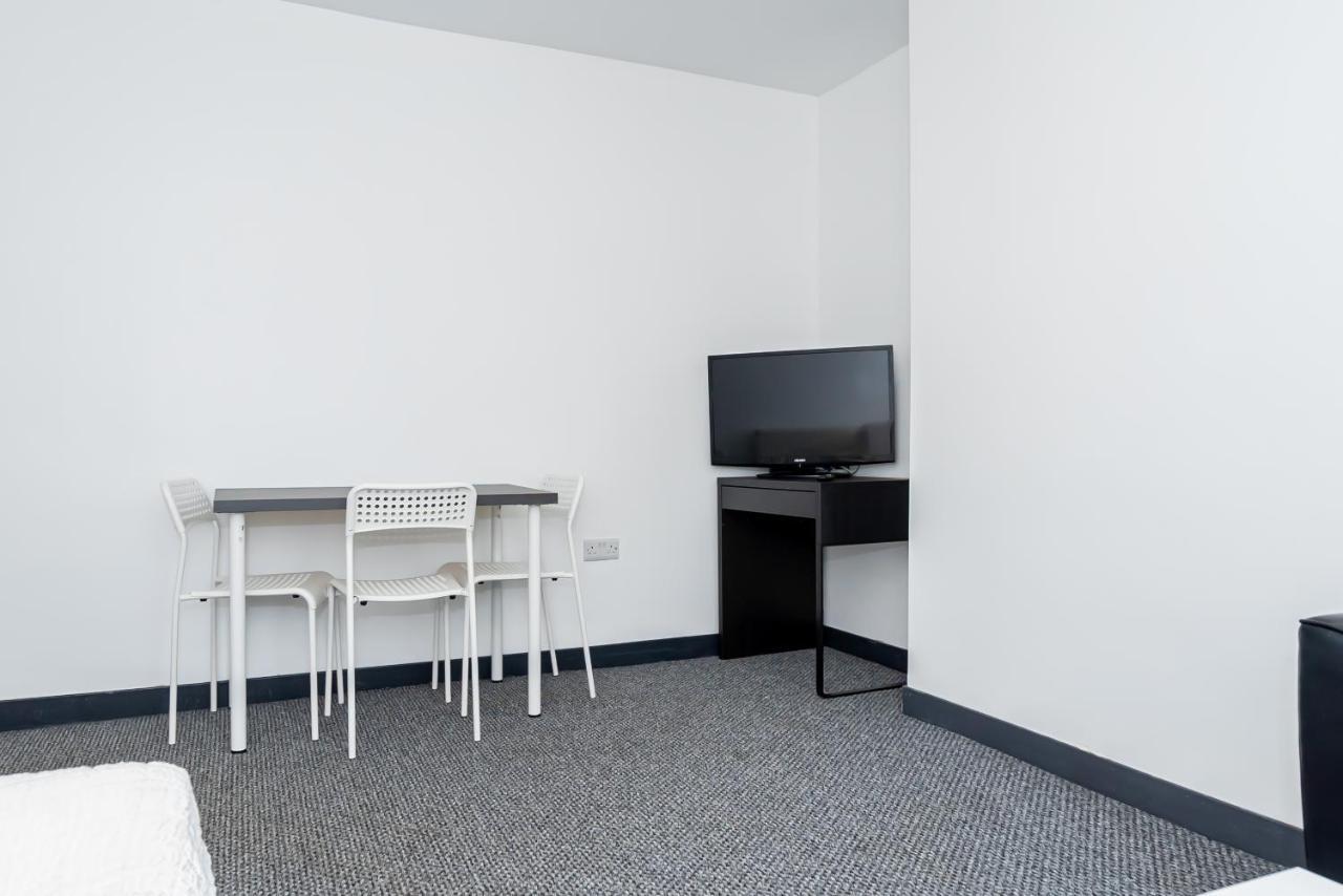 Shirley House 3, Guest House, Self Catering, Self Check In With Smart Locks, Use Of Fully Equipped Kitchen, Close To City Centre, Ideal For Longer Stays, Walking Distance To Bat, 20 Min Drive To Fawley Refinery, Excellent Transport Links سوثامبتون المظهر الخارجي الصورة