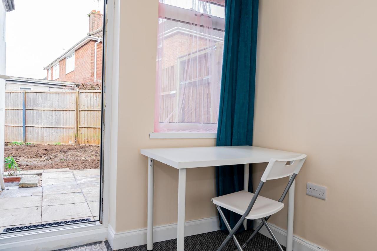 Shirley House 3, Guest House, Self Catering, Self Check In With Smart Locks, Use Of Fully Equipped Kitchen, Close To City Centre, Ideal For Longer Stays, Walking Distance To Bat, 20 Min Drive To Fawley Refinery, Excellent Transport Links سوثامبتون المظهر الخارجي الصورة