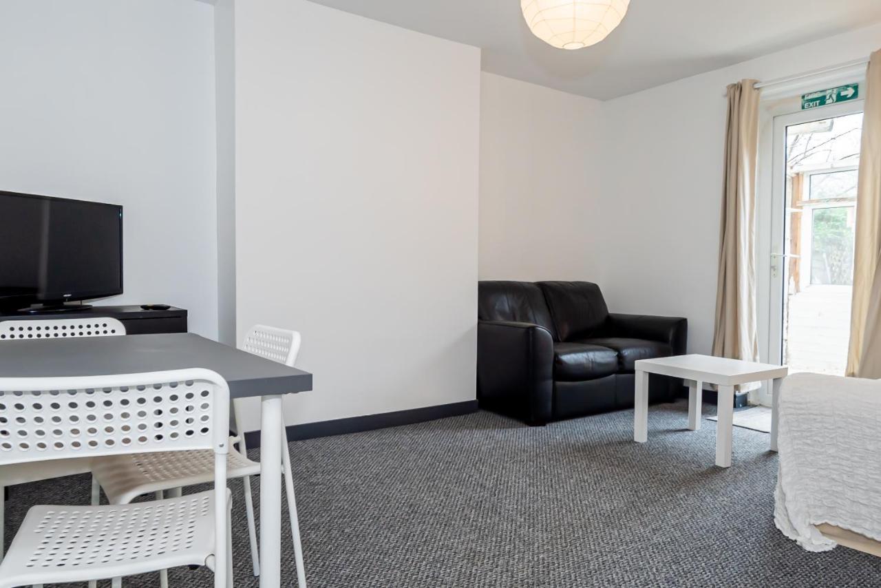 Shirley House 3, Guest House, Self Catering, Self Check In With Smart Locks, Use Of Fully Equipped Kitchen, Close To City Centre, Ideal For Longer Stays, Walking Distance To Bat, 20 Min Drive To Fawley Refinery, Excellent Transport Links سوثامبتون المظهر الخارجي الصورة